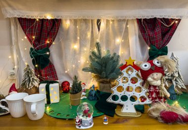 Neşeli dekorasyonlar her köşede tatil ruhunu getirir, rahat ve büyülü bir atmosfer yaratır.