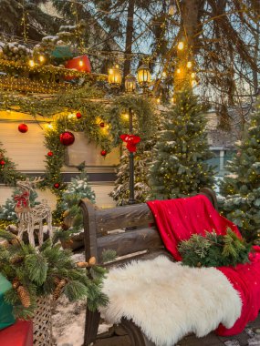 Neşeli dekorasyonlar her köşede tatil ruhunu getirir, rahat ve büyülü bir atmosfer yaratır.