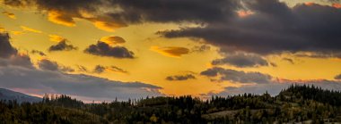Güneşli havada Karpat Dağları 'nın manzarası. Sonbahar mevsiminde hava mükemmel.