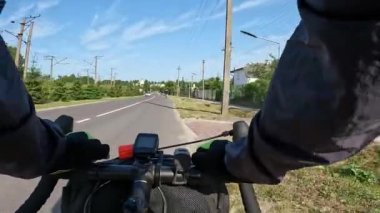 Bahar mevsiminde şehir parkında çakıl bisikleti