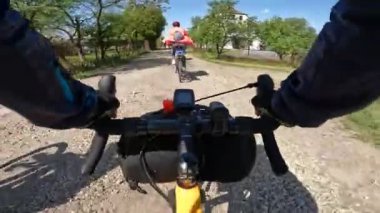 Bahar mevsiminde şehir parkında çakıl bisikleti