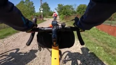 Bahar mevsiminde şehir parkında çakıl bisikleti