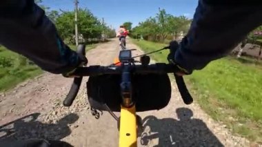 Bahar mevsiminde şehir parkında çakıl bisikleti