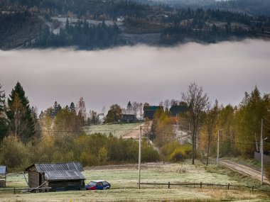 Güneşli havada Karpat Dağları 'nın manzarası. Sonbahar mevsiminde hava mükemmel.