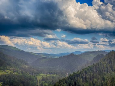 Karpat Dağları 'nın karamsar bir günde bulutlarla kaplı manzarası