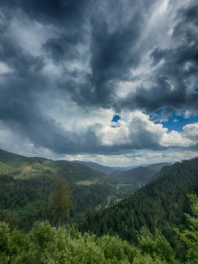 Karpat Dağları 'nın karamsar bir günde bulutlarla kaplı manzarası