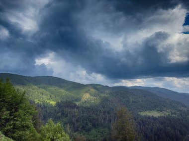 Karpat Dağları 'nın karamsar bir günde bulutlarla kaplı manzarası