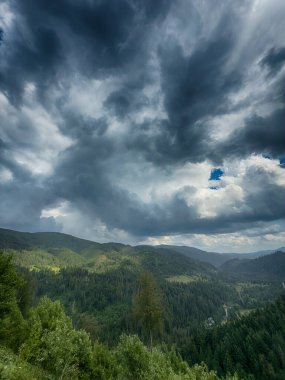 Karpat Dağları 'nın karamsar bir günde bulutlarla kaplı manzarası