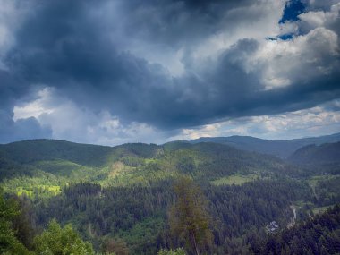 Karpat Dağları 'nın karamsar bir günde bulutlarla kaplı manzarası