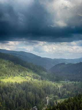 Karpat Dağları 'nın karamsar bir günde bulutlarla kaplı manzarası