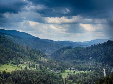 Karpat Dağları 'nın karamsar bir günde bulutlarla kaplı manzarası
