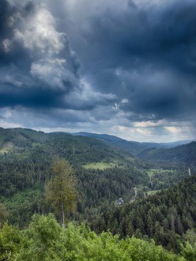 Karpat Dağları 'nın karamsar bir günde bulutlarla kaplı manzarası