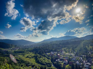 Güneşli bir günde bulutlarla kaplı Karpat Dağlarının Manzarası