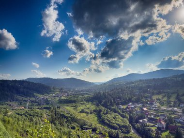 Güneşli bir günde bulutlarla kaplı Karpat Dağlarının Manzarası