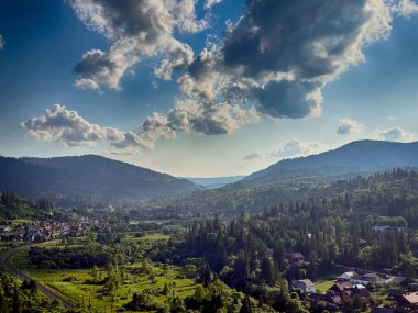 Güneşli bir günde bulutlarla kaplı Karpat Dağlarının Manzarası