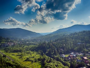 Güneşli bir günde bulutlarla kaplı Karpat Dağlarının Manzarası