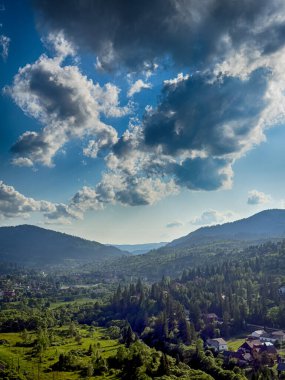 Güneşli bir günde bulutlarla kaplı Karpat Dağlarının Manzarası