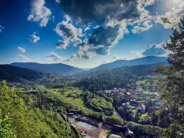 Güneşli bir günde bulutlarla kaplı Karpat Dağlarının Manzarası
