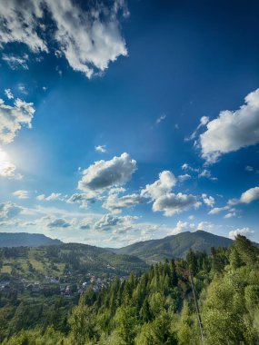 Güneşli bir günde bulutlarla kaplı Karpat Dağlarının Manzarası