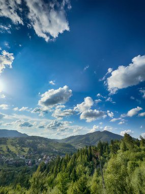 Güneşli bir günde bulutlarla kaplı Karpat Dağlarının Manzarası
