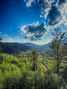 Güneşli bir günde bulutlarla kaplı Karpat Dağlarının Manzarası