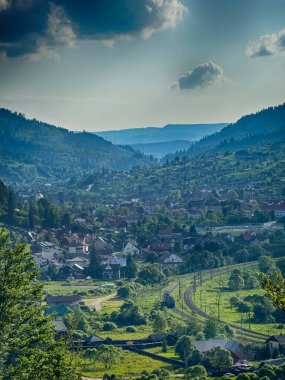 Güneşli bir günde bulutlarla kaplı Karpat Dağlarının Manzarası