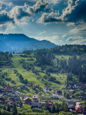 Güneşli bir günde bulutlarla kaplı Karpat Dağlarının Manzarası