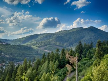 Güneşli bir günde bulutlarla kaplı Karpat Dağlarının Manzarası