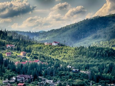 Güneşli bir günde bulutlarla kaplı Karpat Dağlarının Manzarası