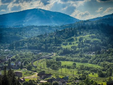 Güneşli bir günde bulutlarla kaplı Karpat Dağlarının Manzarası