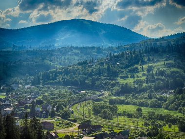 Güneşli bir günde bulutlarla kaplı Karpat Dağlarının Manzarası