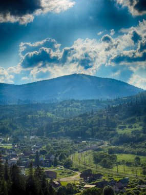 Güneşli bir günde bulutlarla kaplı Karpat Dağlarının Manzarası