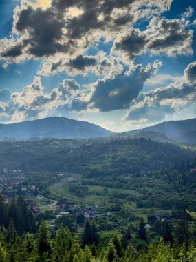 Güneşli bir günde bulutlarla kaplı Karpat Dağlarının Manzarası