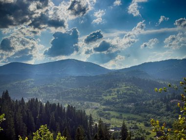 Güneşli bir günde bulutlarla kaplı Karpat Dağlarının Manzarası