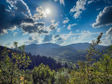 Güneşli bir günde bulutlarla kaplı Karpat Dağlarının Manzarası