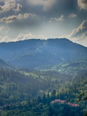Güneşli bir günde bulutlarla kaplı Karpat Dağlarının Manzarası