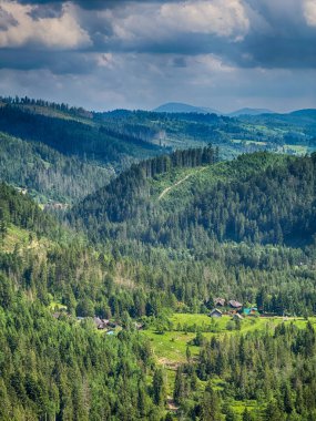 Güneşli bir günde bulutlarla kaplı Karpat Dağlarının Manzarası