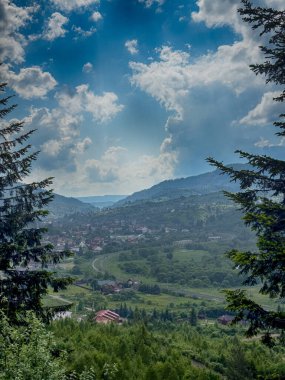 Güneşli bir günde bulutlarla kaplı Karpat Dağlarının Manzarası