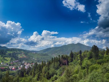 Güneşli bir günde bulutlarla kaplı Karpat Dağlarının Manzarası