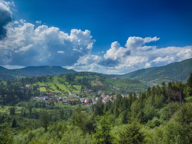 Güneşli bir günde bulutlarla kaplı Karpat Dağlarının Manzarası