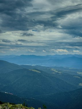 Kasvetli bir Karpatya manzarası, görkemli ve zamansız bulutlu gökyüzü altında.