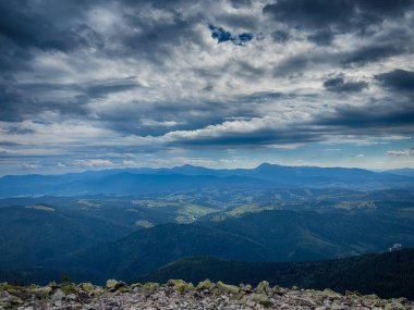 Kasvetli bir Karpatya manzarası, görkemli ve zamansız bulutlu gökyüzü altında.