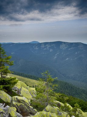 Kasvetli bir Karpatya manzarası, görkemli ve zamansız bulutlu gökyüzü altında.
