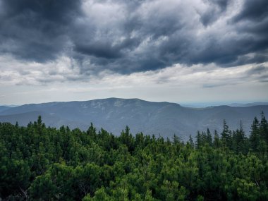 Kasvetli bir Karpatya manzarası, görkemli ve zamansız bulutlu gökyüzü altında.