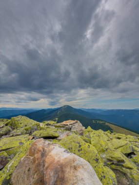 Kasvetli bir Karpatya manzarası, görkemli ve zamansız bulutlu gökyüzü altında.
