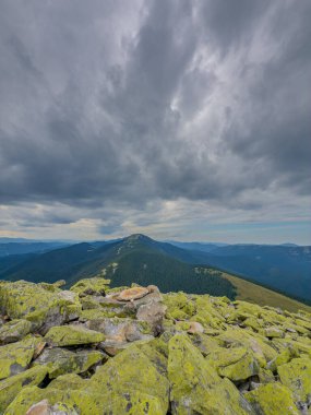 Kasvetli bir Karpatya manzarası, görkemli ve zamansız bulutlu gökyüzü altında.