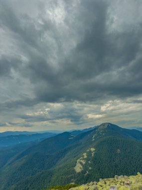 Kasvetli bir Karpatya manzarası, görkemli ve zamansız bulutlu gökyüzü altında.