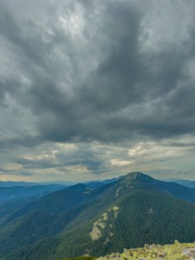 Kasvetli bir Karpatya manzarası, görkemli ve zamansız bulutlu gökyüzü altında.