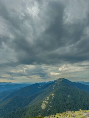 Kasvetli bir Karpatya manzarası, görkemli ve zamansız bulutlu gökyüzü altında.