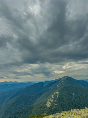 Kasvetli bir Karpatya manzarası, görkemli ve zamansız bulutlu gökyüzü altında.